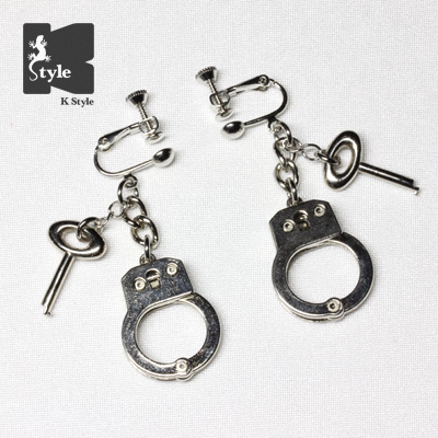 ぷち手錠（鍵付）イヤリング