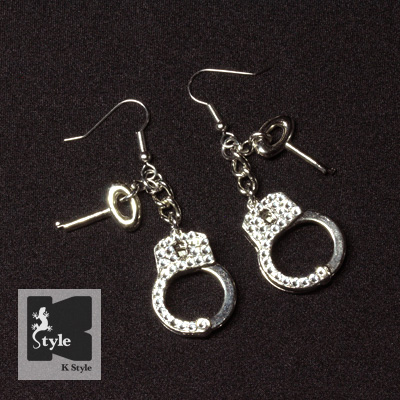 ぷち手錠（鍵付）ピアス　スワロフスキー仕様